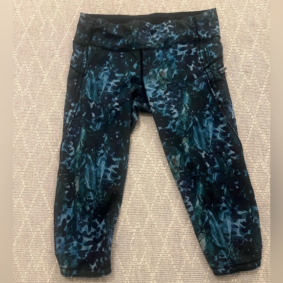 Lululemon cropped legging. Size 8 - Picture 1 of 5